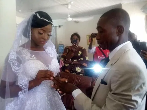 0_1586127224556_nigerian-couple-gets-married-in-living-room-amidst-covid-19-scare-3.png