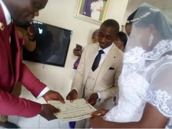 0_1586127233336_nigerian-couple-gets-married-in-living-room-amidst-covid-19-scare-2.png