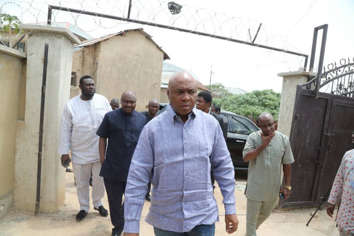 0_1524450919818_Saraki-making-his-way-into-the-home-of-the-assaulted-Sergeant-at-Arms.jpg