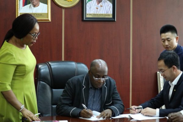 0_1526463945580_FG-signs-the-6.68b-contract-for-Ibadan-Kaduna-rail-line.jpg