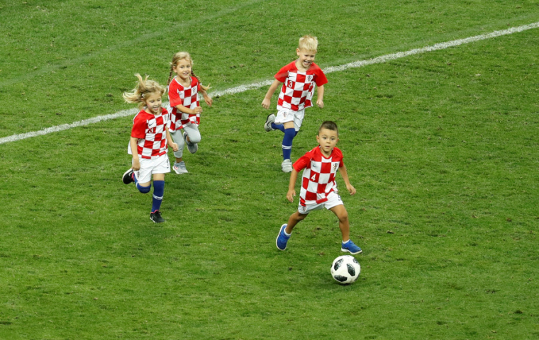 0_1531380522708_croatian kids entertain crowd.jpg